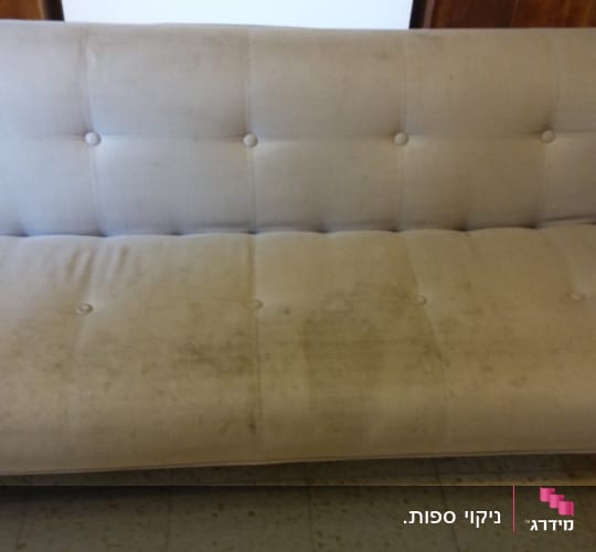 ספה עם כתמים כהים על הריפוד